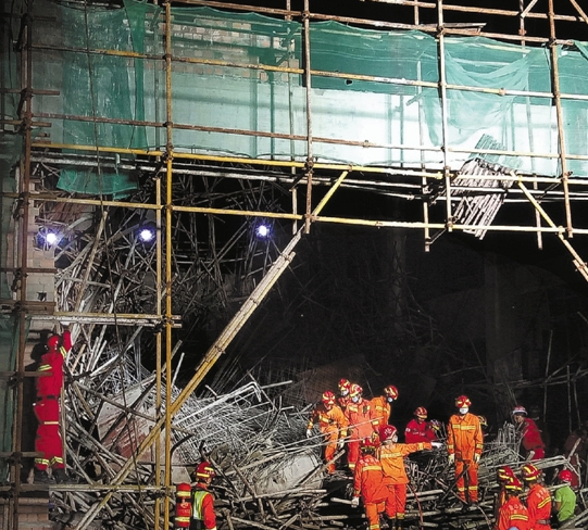 金华横店1建筑工地倒塌16人被压 至昨晚11点