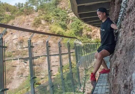 浙江最长玻璃栈道因升级8日起临时关闭 暂停接