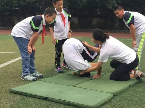 杭州初中生体育课上前滚翻 多数学生翻不过去