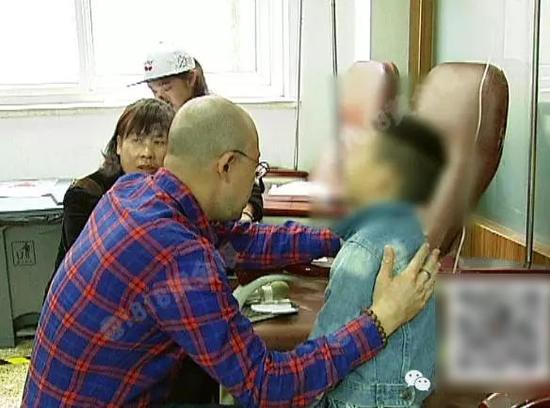 杭州男孩称幼儿园老师拧耳朵 园长否认称孩子