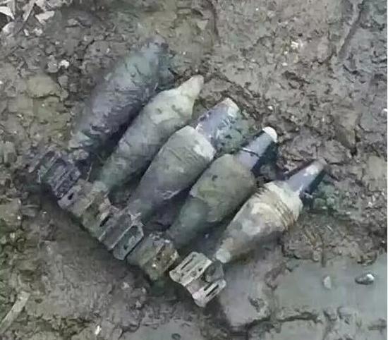 湖州菱湖河底挖出14枚迫击炮弹 虽年代久远但