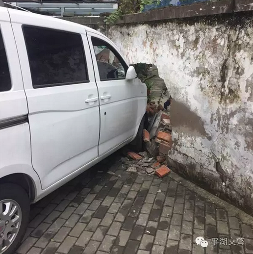 嘉兴1轿车一头撞破墙严重毁容 为避让路过小孩