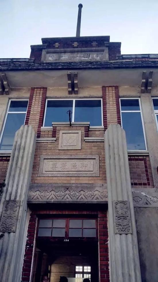 老人放弃美国绿卡 回国精心打理老宅