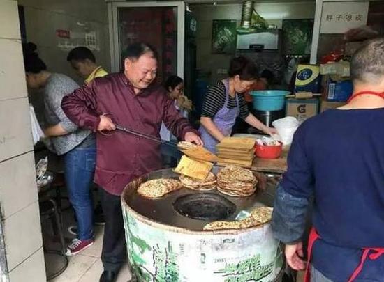 杭州网红店胖子烧饼要做3000个烧饼免费送(图