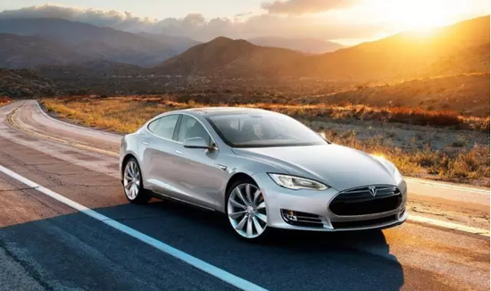 温州小伙开特斯拉高速上直接撞上隔离墩 开启