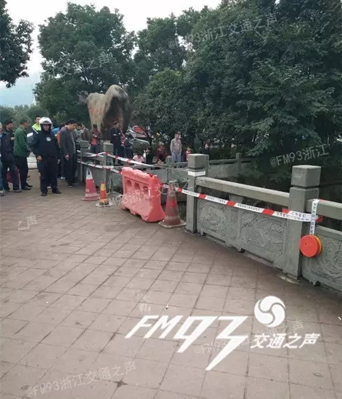 义乌宝马女司机失控四脚朝天飞入河中 自己从