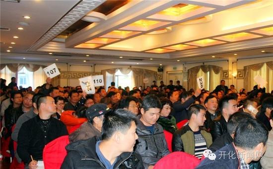 衢州开化公车拍卖会84辆车全被秒杀 男同胞买