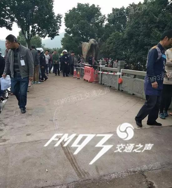 义乌宝马女司机失控四脚朝天飞入河中 自己从