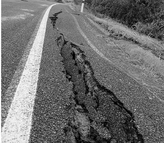 给大使馆打完求助电话 一架直升机停在别墅前
