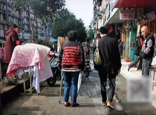 童大姐认为是理发店门口有积水自己才滑到