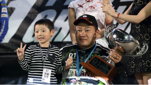 图为万力轮胎助斋藤太吾勇夺2016 D1GP漂移大奖赛年度总冠军