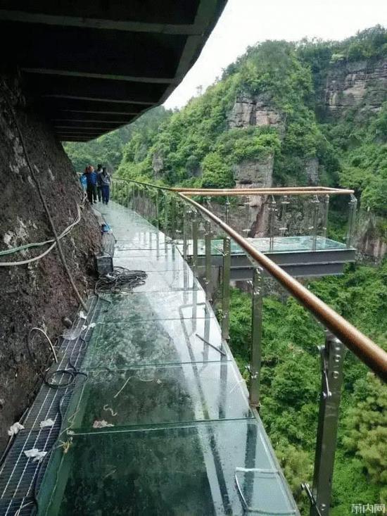浙江最长玻璃栈道重新开放 正在将十九峰山顶