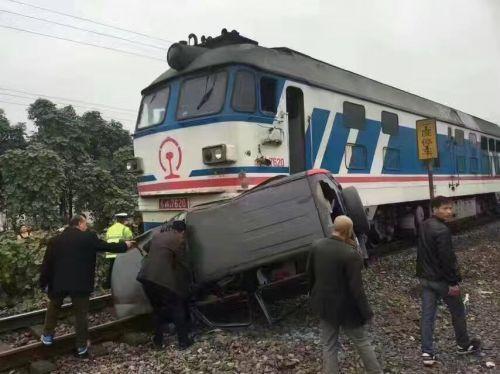 温州1绿皮火车与2辆小汽车相撞 已造成4人受伤