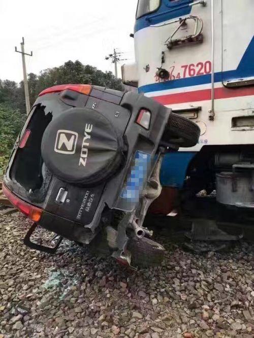 温州1绿皮火车与2辆小汽车相撞 已造成4人受伤
