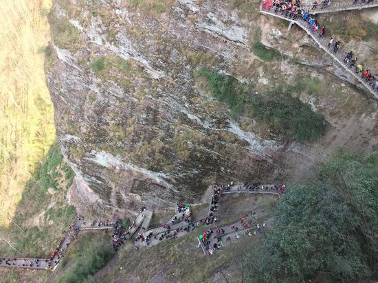 新年第一天浙江最长玻璃栈道游客井喷 飞龙栈