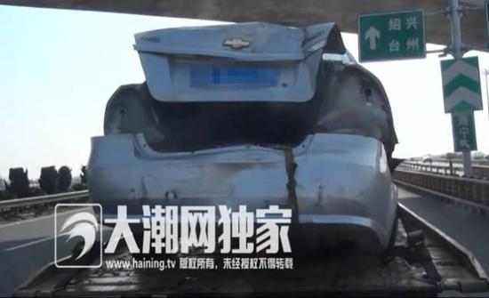 小轿车突然减速变道。。。。。。