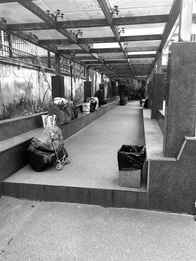 在杭男子被乞丐一刀捅进胸口 称给一毛钱你给