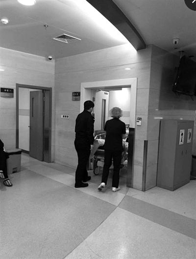 在杭男子被乞丐一刀捅进胸口 称给一毛钱你给