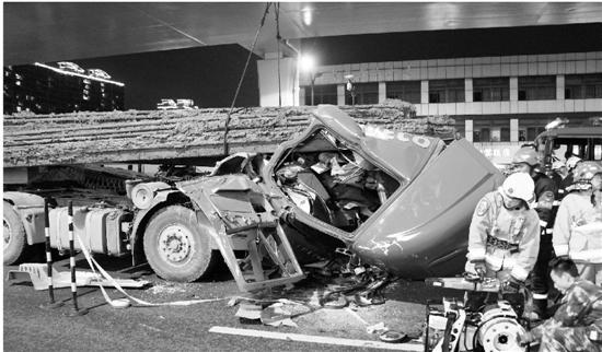 杭州1老司机为避小车急刹车 满车钢材前冲压垮