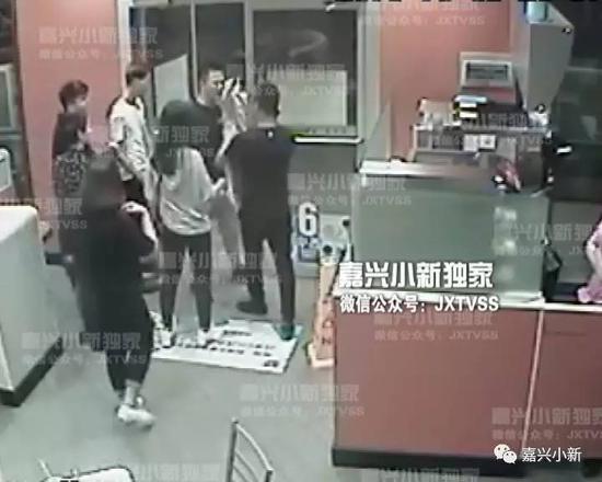 男子偷瞄人家女友 结果自己女友被打断鼻子