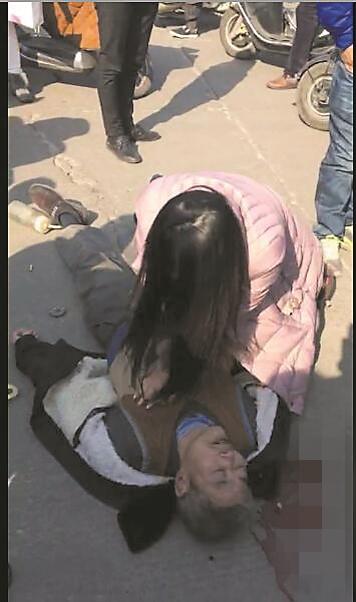 台州过路女护士跪地为老人做心肺复苏 视频朋