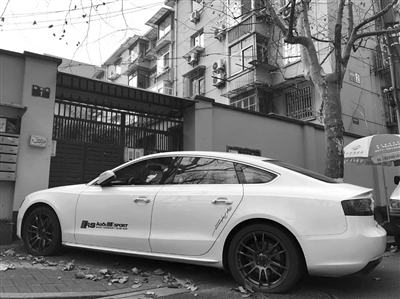 杭州1轿车堵小区门口十多小时被拔气门芯 车主