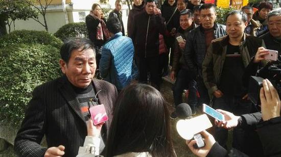 昨天,记者走访了事故现场,从很多人口中,发现了不少“平民英雄”。在那个火光四射、哀嚎惊心的现场,他们冒着生命危险伸出援手,救下了一条条生命。