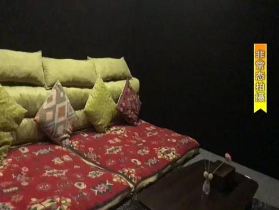 杭州居民楼里现私人影院 还配备沙发床可看限