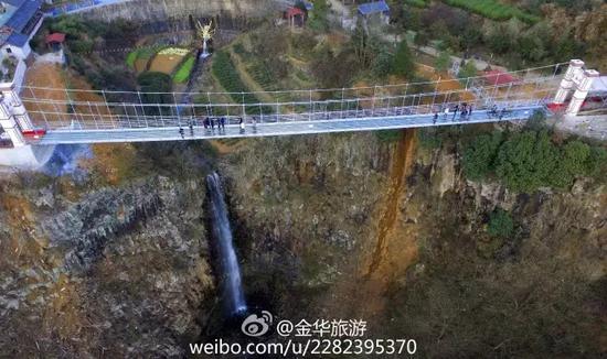 浙江首座高空玻璃桥开放不用去张家界 敢不敢