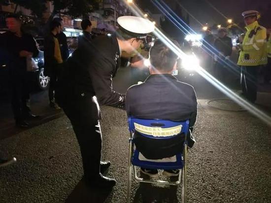 远光灯体验椅亮相 温州950名司机被罚坐赏灯