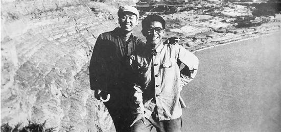 1970年,路遥(左一)与朋友曹谷溪站在黄河岸边。这是路遥生前最喜爱的照片。