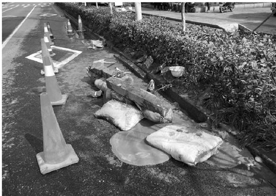 杭州复兴路冒出不明黄色液体 看上去慌兮兮的