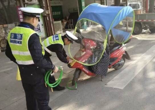 义乌交警给违停车辆上锁贴单不罚款 尽显人情