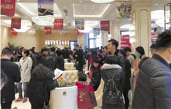 昨天龙湖水晶郦城案场人气火爆