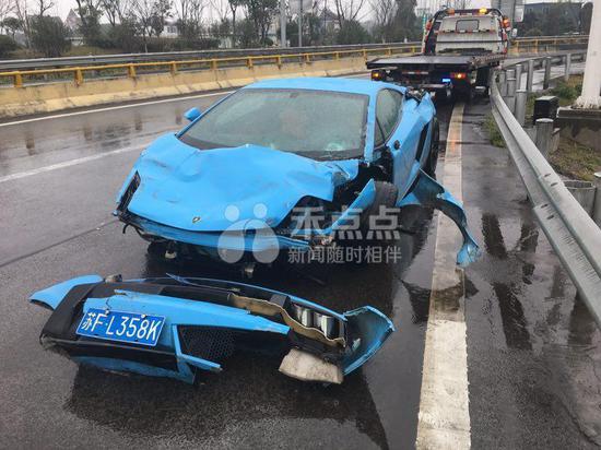 高难度 一辆兰博基尼在嘉兴高速上原地转了72