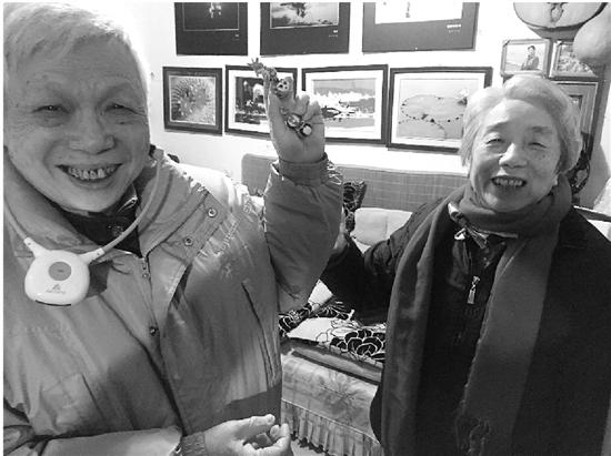 李子平(右)和老伴。