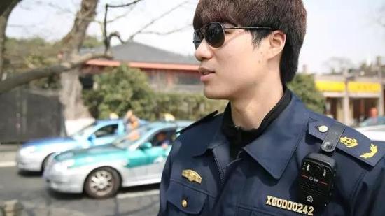 杭州西湖现最帅制服男 常有游客过来搭讪求合