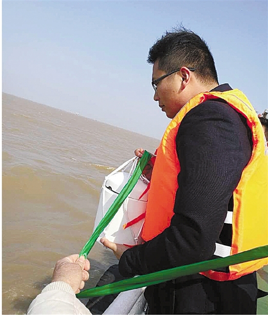 亲人在将骨灰撒向海洋前万般不舍。