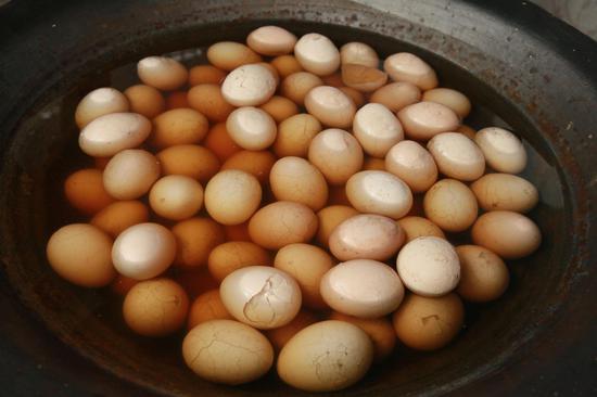 横店举办童尿蛋挑战 挑战者表情各异_新浪浙江_新浪网