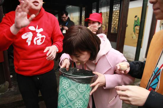 美女挑战吃童子尿蛋 引众人围观