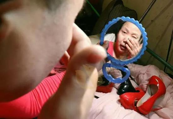 杭州46岁男人喜欢女装 说要做个真正的女人