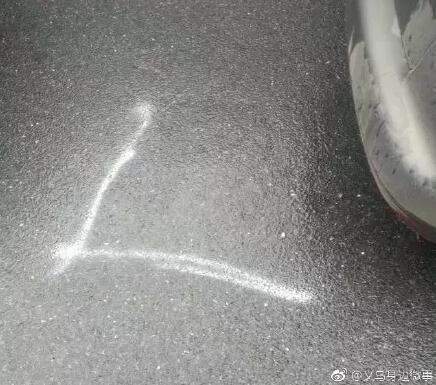 金华一司机找不到停车位 用粉笔画出一个车位
