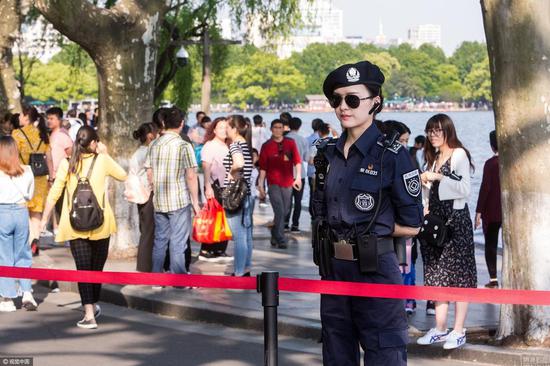 美女巡逻队成西湖一道风景线 求合影游客络绎