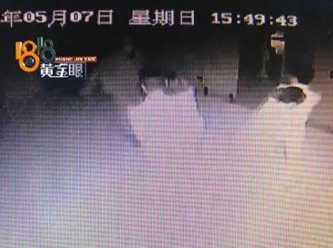 杭州一女子去鬼屋玩 被鬼吓到脸撞墙进医院(组