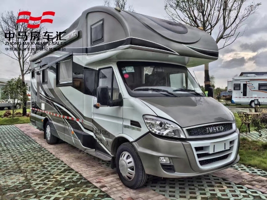 中马房车汇旅居部三号车 进口依维柯,New Daily 4x2底盘 意大利进口,高性能旅居车 智能手机无线互联控制系统 左/后双向拓展,可变空间 C型大额车身,进口多美达遮阳蓬 3.0T柴油涡轮增压,动力充沛 Hi-Matic6/8速自动变速箱可选 高低可调空气悬架 定位6人,床位6人