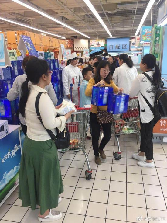 蒙牛&大润发门店公益售卖在行动