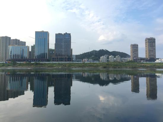 空间结构上,高铁新区建设将围绕一核三区做文章。其中,一核指生态康养旅游综合体,项目选址在黄饶半岛,规划用地面积30平方公里,其中建设用地5平方公里。融临江生态保护、面江适度开发、望江主题开发于一身的滨江大公园建设是项目核心,着力打造生态旅游核心区、钱塘江上游国际休闲旅游康养基地,充分发挥主题游乐、康养度假、酒店会议、运动休闲等主导功能。三区是指科技创智片区、高铁门户片区、高新产业片区。一是科技创智片区。该区规划定位是城市新中心、科技创智孵化平台、生态高端住区,主导功能是城市公共服务、科技研发