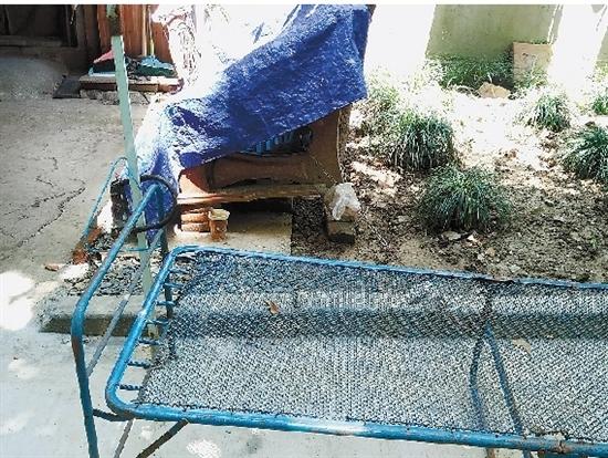 杭州一小区居民抢车位用绝招 钢丝床婴儿车全