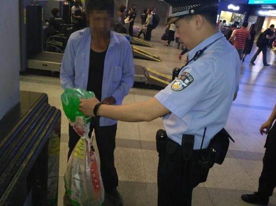杭州城站安检机发现一条活蛇 大爷想带回老家吃