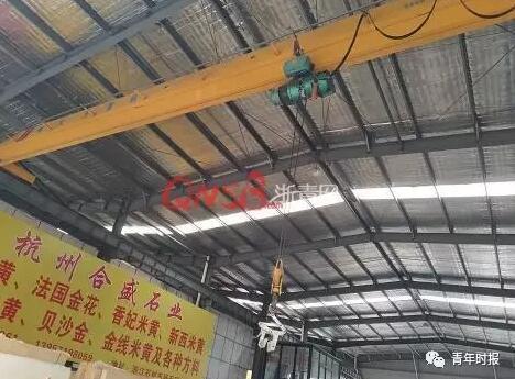 浙江石材市场货车撞倒石板 40多岁男子被砸身